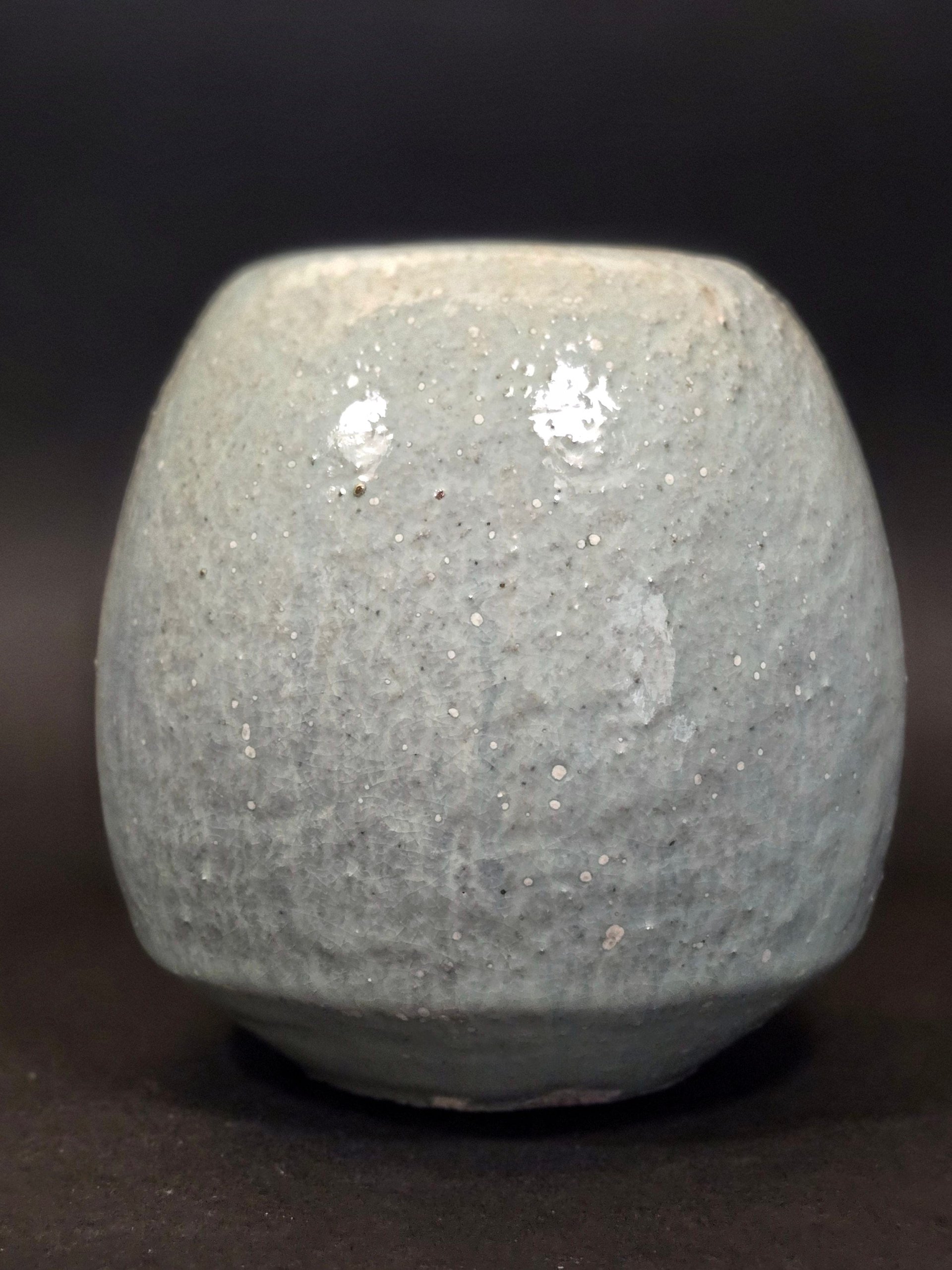 Vase en grès artisanal-minimalisme et poésie brute